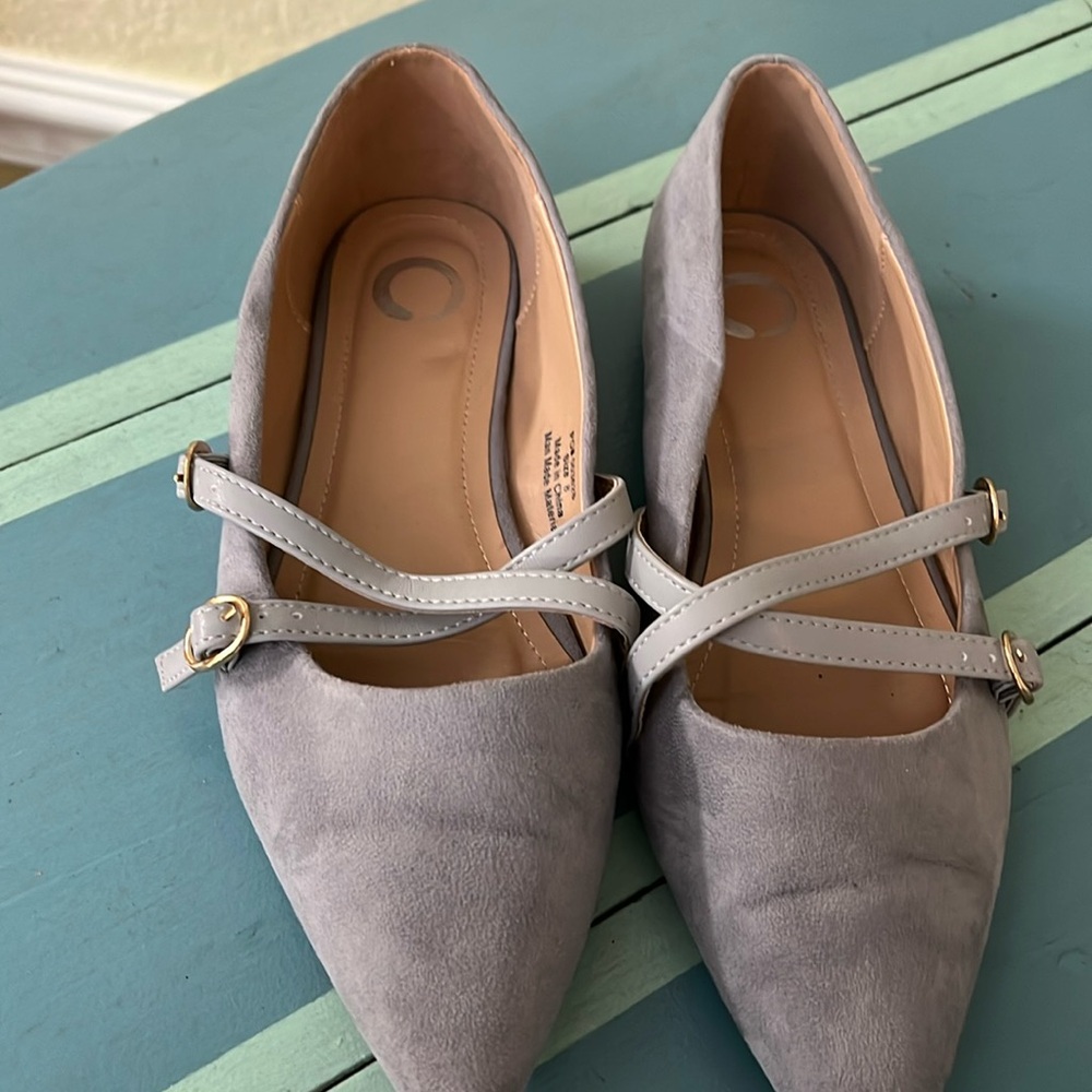 Pointy toe soft material flat